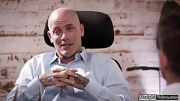 Afspelen Stiefvader laat stiefzoon zijn assistent neuken terwijl hij toekijkt