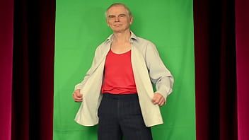 play Guy dans un costume élégant est là pour vous divertir - en tant que strip-teaseur!