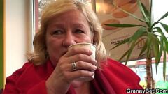 Reproducir Abuela rubia madura monta la polla dura de su joven amante