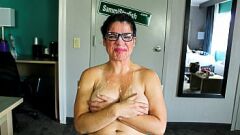 Reproducir ¡MILF con curvas obligado a tragar semen en la humillante entrevista de trabajo Bukkake!