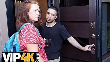تشغيل ناضجة 4 k. رجل يسجل امرأة ناضجة متحمسة ذات شعر أحمر في الساونا