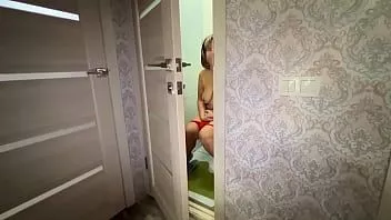 play Milf vergat de deur naar het toilet te sluiten en pijpte en gaf het aan haar kont