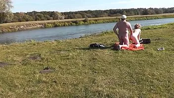 Redare Plaja salbatica. plaja de nudisti. în aer liber pe malul râului iubitul fucks doggystyle frumos sexy milf frina. în aer liber. in afara. goală în public. sex în public