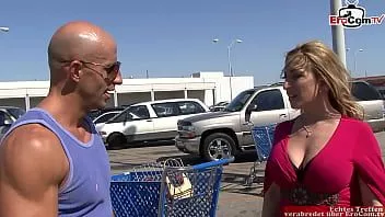 Reproducir Milf rubia tetona tatuada recoger en la calle
