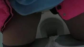 play Mollige Milf pisst und masturbiert in einer öffentlichen Toilette. dann raucht sie draußen neben einer großen Fichte eine Zigarette. Amateur-Fetisch.