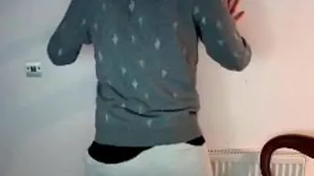 Reproduzir Callum adams do canto rebola eroticamente e espanca por toda a parede