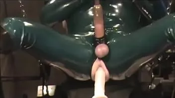 play Jerrygumby - volledig groene latex versnellingsmachine geneukt gemolken