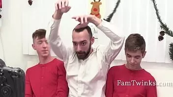 Redare De Crăciun, le-a dat acces ușor la fesele fiilor săi