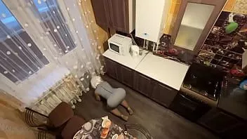 تشغيل قررت أمي الناضجة تنظيف الأرض لكنها حصلت على الجنس الشرجي