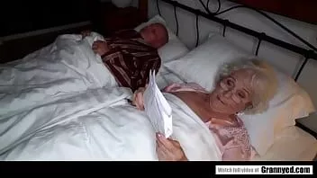 play 70 vovó fodendo um pau duro enquanto o marido descansa