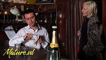 play El maduro charly sparks seduce a un camarero para tener sexo anal duro
