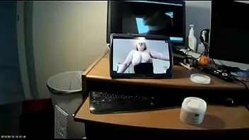 Afspelen Zaad in vrouw's boob en gezichtscrème en ze demonstreert