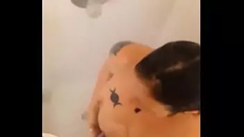 Abspielen Meine Stiefmutter nimmt einen Dildo in der Dusche
