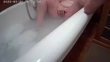 Abspielen Beim Spielen in der Badewanne mit versteckter Kamera erwischt