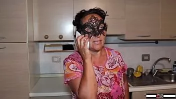 চালান Elisabetta 50yo কিছু কঠিন পায়ূ যৌনতার জন্য একটি খেলনা ছেলেকে আমন্ত্রণ জানিয়েছে৷