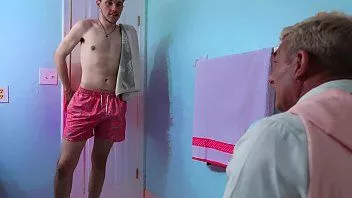 play Po raz pierwszy spotyka swojego nowego pasierba – gejowskie porno