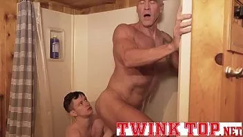 play Dojrzały, umięśniony tatuś wystawia swój napakowany tyłek przed gorącym twink-twinktop.net