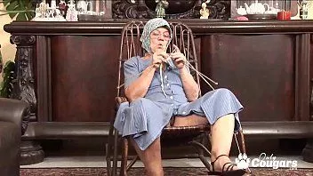Putar Nenek tua yang murahan ditampar penisnya di wajahnya