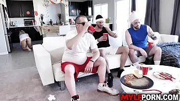 play Die sportliche MILF Katie Morgan lud ihre Freunde ein, sich ein Spiel in ihrem Haus anzusehen. Sie verführt einen von ihnen und beginnt einen heißen Sex in der Küche.