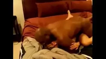 Jouer Femme mature baisée par la BBC pendant l'enregistrement de son mari