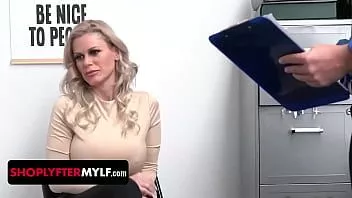 Riproduci La tettona taccheggiatrice MILF Casca Akashova sorpresa a rubare la collana da un ufficiale. le è stato offerto sesso per ottenere la sua libertà e scopata in ufficio.