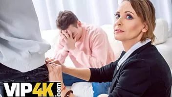 播放 导师4k。成熟的导师通过向男人提供她毛茸茸的猫来偿还儿子的债务