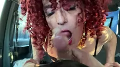 play Hete MILF roodharige shemale geneukt in de auto