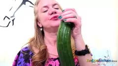 play Femeia europeană matură se face plăcere cu castraveți și jucărie