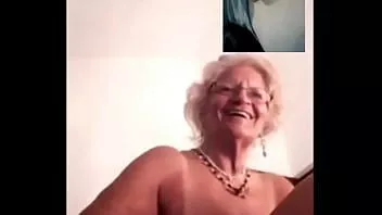 Reproducir Ninecutnthik tía desnuda en videollamada disparando la brisa mientras rueda un doobie