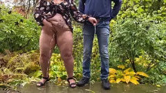 play Mollige huisvrouw Elena pist in het openbaar terwijl ze sexy kleding draagt