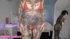 Redare MILF tatuată cu sâni masivi în microbikini de încercare