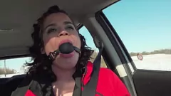 Redare Brunette MILF Humiliere publică: robie în aer liber și conducere cu mingea