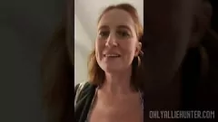 Redare Redhead Milf se plăceți cu dildo în cameră de duș murdar