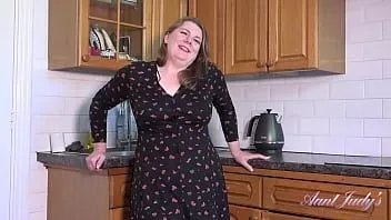 Afspelen Auntjudys - koken in de keuken met 50-jarige voluptueuze bbw Rachel
