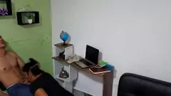 play Latina Milf arriveert laat om te werken en maakt het goed met een hete pijpbeurt