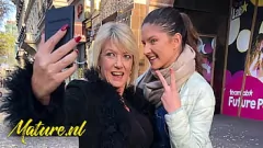 Abspielen 56 Jahre alte Milf Amy und Teen Francesca in Tinder Date Lesben Begegnung