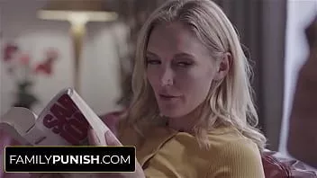 Reproducir Madrastra sensual no tiene nada que hacer y luego se folla a su hijastro