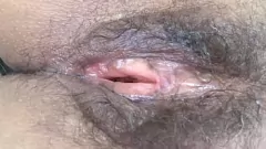 تشغيل تعرض MILF المشعر نفسها بعد اللعنة على الشاطئ مع زوجة الأب