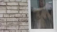 Abspielen Sexy MILF Frina ausspionieren: Nackt in der Öffentlichkeit, Fenster putzen ohne BH oder Höschen
