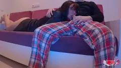 Jouer Beau-fils devient méchant avec une MILF endormie : éjaculation et action de gorge profonde